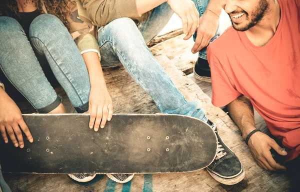 Grup de prieteni multirasiali care se distrează și petrec timpul împreună la skate board park - Concept de prietenie pentru tineret cu tinerii care împărtășesc skateboard în aer liber - Filtru retro vintage desaturat — Fotografie, imagine de stoc
