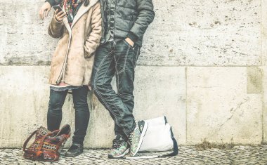 Karşılıklı ilgisizlik istimal telefon - Modern ilişkinin dağılmasından kavramı üzerinde her zaman çok ırklı çift faz insanlar - şehir kentsel yaşam tarzı ve günlük yaşama uyum - Retro kontrast filtre bağlı