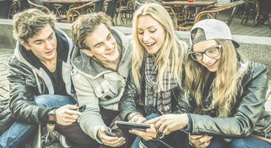 Genç kentsel arkadaşlar birlikte istimal hareket eden telefon - dostluk hakiki eğleniyor teknoloji etkileşim Lifestyle - Retro yeşil doygunluğu azaltılmış filtre her zaman bağlı insanlar kavramı asmak