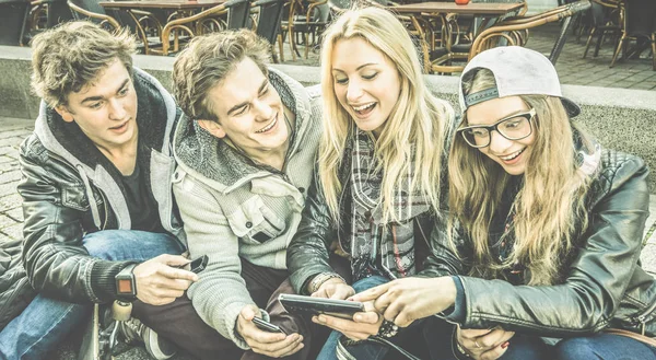 Unga urbana vänner ha äkta kul ihop med mobiltelefon - vänskap umgås koncept med alltid anslutna personer på teknik interaktion livsstil - Retro grönska desaturated filter — Stockfoto