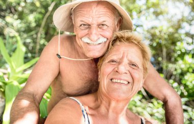Kıdemli mutlu çifti eğleniyor alarak selfie Tayland jungle adlı gezi tur - etkin yaşlı ve seyahat kavramı dünyanın her yerinden - sıcak filtre uygulanmış görünüm ile odak olgun kadın gülümseme atlamalı Adası