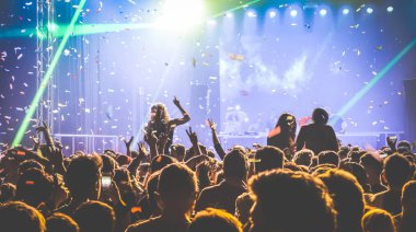 Genç insanlar dans gece kulübünde - eller ve gece kulübünde çok renkli konfeti sonra parti - dj konser festival olay kutluyor afterparty kalabalık gece hayatı kavramı - Retro kontrast filtre