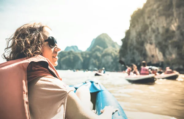 Νεαρή γυναίκα ταξιδιώτη με σωσίβιο, απολαμβάνοντας το ηλιοβασίλεμα βόλτα με καγιάκ νησί hopping - έννοια Wanderlust και ταξίδι με περιπέτεια κορίτσι ταξιδιώτης τουριστική εκδρομή στην Ταϊλάνδη - ρετρό με ηλιοφάνεια φίλτρο — Φωτογραφία Αρχείου