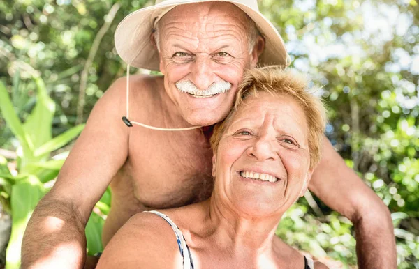 开心的高级快乐夫妇以自拍照在泰国丛林旅行跳跃成熟的女人微笑之旅-活跃的老人和旅行概念世界各地 — — 温暖筛选请看具有焦点的岛上 — 图库照片