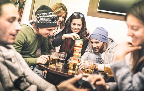 Amigos felices jugando al juego de mesa mientras beben cerveza en el pub - Gente alegre divirtiéndose en la esquina del bar de la cervecería - Concepto de amistad en contraste filtro desaturado con tonos de color verde suave —  Fotos de Stock