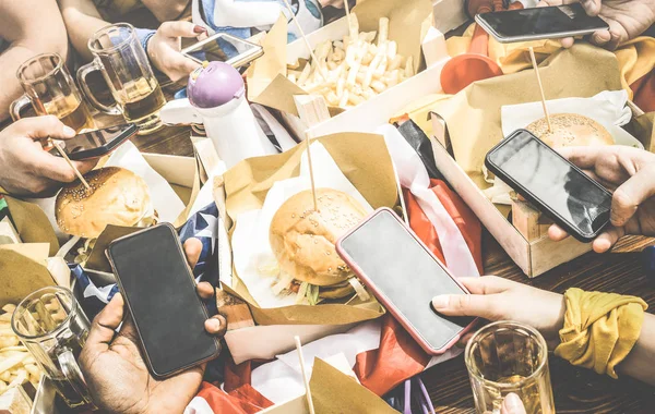 Group of multicultural friends having fun on smartphone at restaurant - Multiracial people hands using mobile smart phone at food sport bar - Technology addiction concept - Retro contrasted filter — Stock Photo, Image