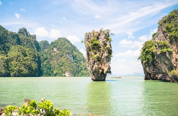 James Bond Island em Phang Nga Bay - Destino mundialmente famoso perto de Phuket, na Tailândia - Conceito de viagem Wanderlust com paisagem paradisíaca em águas turquesa e vegetação espessa - Filtro vívido brilhante — Fotografia de Stock