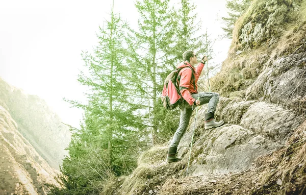 Explorator aventuros trekking și alpinism pe alpii francezi Hiker cu rucsac și bastoane de mers pe jos pe munte - Concept de călătorie drumeții cu tip sportiv în excursie în natură sălbatică - Filtru de verdeață — Fotografie, imagine de stoc