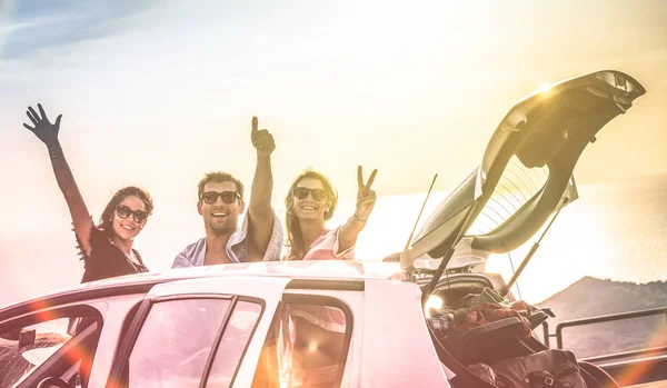 Group of best friends cheering on car road trip at sunset - Happy people outdoor on vacation tour adventure - Friendship concept at travel together around world - Soft focus with vintage color filter — Stock Photo, Image