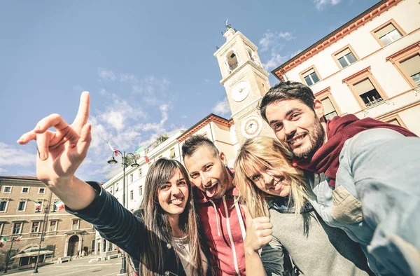 楽しいレトロな古い町ツアー - 街のランドマーク - 彩度コントラストをさまよう幸せな人々 の旅行ライフ スタイル コンセプトで selfie を取るフィルターを持つクール ・他文化観光客の友人のグループ — ストック写真