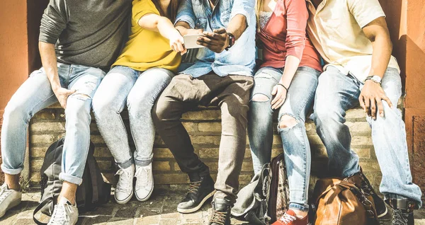 Groupe d'amis multiculturels utilisant un smartphone sur fond urbain - Concept de dépendance technologique dans le mode de vie des jeunes désintéressés les uns des autres - Toujours connecté les gens sur les téléphones intelligents mobiles modernes — Photo