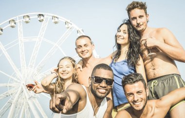 Selfie alarak ve luna park dönme dolap - yaz sevinç seyahat konsepti çok etnik dostluk üzerine - Retro vintage filtresiyle afro Amerikan adam odaklanmak, eğlenmek çok ırklı mutlu arkadaş grubu