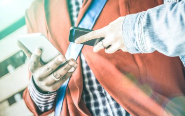 Cep telefonları - Modern kavram smartphone teknik ilişkileri insanlarla birlikte ciity kentsel yaşam tarzı üzerinde flört - parlak masmavi filtre ile eğlenmek çok ırklı çift el detayını kapatın