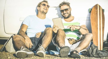 Araba gezisi an - Modern teknoloji ve dostluk kavramı alternatif seyahat deneyimi, her zaman bağlı genç insanlarla - Retro kontrast filtre tablet ile eğleniyor hipster arkadaşlarım