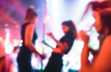 Soyut kutubun hareket ve dans müzik gece festival olay - disko kulübü parti renk spot ile ufuk görüntü - gece hayatı eğlence kavramının - canlı mor filtre sarhoş kadın bulanık