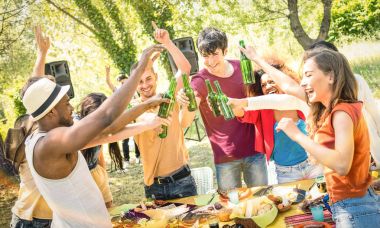 Açık havada Barbekü Bahçe partisi - arka bahçesinde yaz kampında eğleniyor mutlu insanlarla dostluk kavramı - yiyecek ve içecek süslü yemek dj müzik ile bira toasting genç çok ırklı arkadaş ayarla