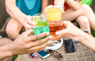 Arkadaş grubu Beach bar restoran - yan bakış genç parti insanların birlikte eğleniyor - tatil ve dostluk kavramı - sıcak renk tonu filtresi içme yaz kokteylleri eller