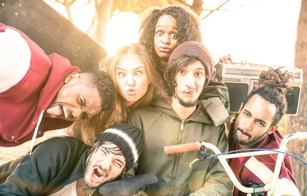 Ansikten av bästa vänner tar selfie på bmx skate park tävling - lycklig ungdom och vänskap koncept med multiracial ungdomar att ha roligt tillsammans i urban city - ljusa varma desaturated filter — Stockfoto