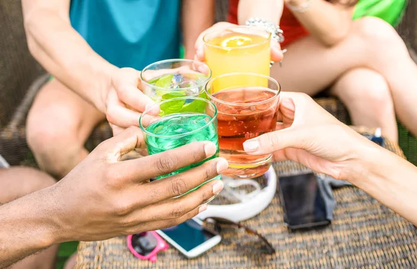 Grupp vänner händer dricka sommardrinkar på beach bar restauranger - sida utsiktsplats unga part folk att ha roligt tillsammans - semester och vänskap koncept - varm färg tonen filter — Stockfoto