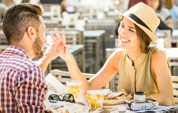 Par i kärlek att ha kul på öl bar på resor utflykt - unga glada turister njuter lyckliga ögonblick gata mat restaurang - relation koncept med fokus på tjej ansikte på varma ljusa filter — Stockfoto