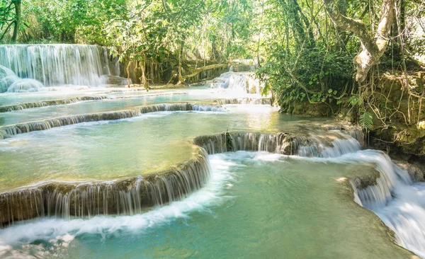 Kuang Si Falls vattenfall nära Luang Prabang i Laos Pdr - äventyrsresor koncept med världen natur underverk ligger i Sydostasien - varma cyan filter — Stockfoto