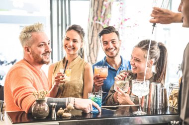 Kokteyl içme dostları grubu ve barmen dökülen içki tarafında - söz - içecek konsepti adlı moda mixology eğlenceli anlar sarhoş olan bar - restoranda genç gülümseyen kadın odaklanmak