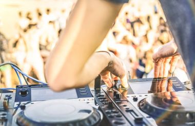 Elektro sığ derinlik-in tarla - el karıştırma odak modern cd usb Defocused oyuncu - Müzik Festivali ve eğlence kavramı - yaz beach partide zemin üzerine ses çalma DJ yakın çekim