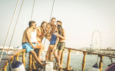 Mutlu çok ırklı arkadaşlar eğlenmeye yelken tekne gezisi partisi - genç multi ile dostluk kavramı, şarap içme yelkenli - seyahat yaşam tarzına özel konumu - ırksal insanlar retro filtre sıcak
