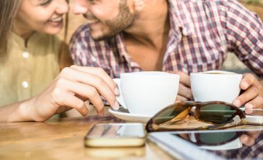 Cafe bar kafeterya - yakışıklı fısıltı seksi, genç aşıkların moda çift öpücük güzel kadın - erkek ve kız arkadaşı birlikte ile ilişki aşk kavramı - sıcak vintage filtre için ihale