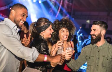 Afterparty yurtta çocuklar ve konser festival Event'de kutluyor kız gece kulübü - mutlu insanlar çılgın eğlence kulübünde sonra parti - gece hayatı sarhoş kavramı dans çok ırklı genç arkadaşlar