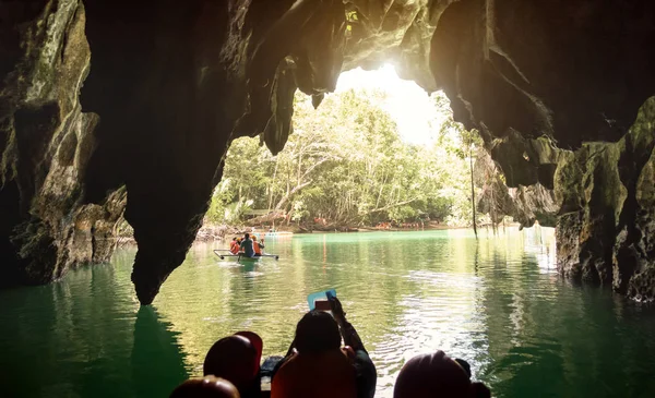 Point de vue intérieur de Puerto Princesa Palawan rivière souterraine souterraine à la sortie - Destinations exclusives aventureuses Philippines - Éclairage sombre avec des sentiments réels du point de vue des visiteurs — Photo
