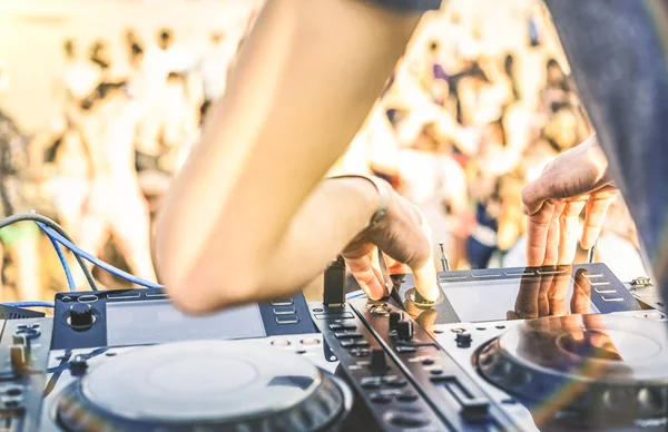 Close-up de DJ tocando electro som no moderno leitor de cd usb na festa de praia de verão - Festival de música e conceito de entretenimento - Fundo desfocado com profundidade rasa de campo - Foco em misturar a mão — Fotografia de Stock