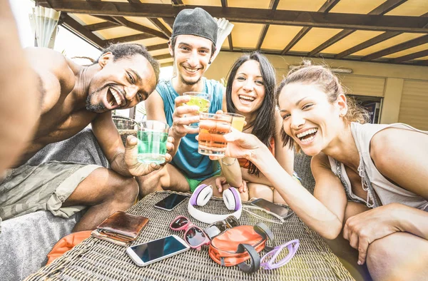 Multiracial happy friends group taking selfie and having drunk fun with cocktail at beach resort - Summer concept and multi ethnic friendship at bar restaurant - Sunny afternoon filtered color tones — Stock Photo, Image