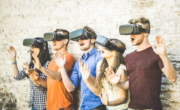Friends group playing on vr glass outdoors - Virtual reality and wearable tech concept with young people having fun together with headset goggles - Digital generation trends - Retro contrent filter — Stok Foto