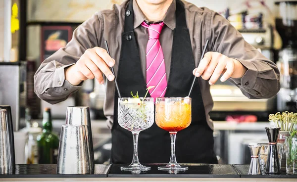Klassieke barman serveert gin tonic en tequila sunrise met stro op drinken glazen bekers op fashion cocktailbar - eet- en drinkgelegenheden concept met professionele barman werken bij mixology restaurant — Stockfoto