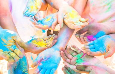 Holi festival yaz tatil - gençler birlikte vaktinizi - gençlik dostluk kavramı renk renkli toz oyun ile üzerinde beach partide eğleniyor arkadaş grubunun renkli el avuç
