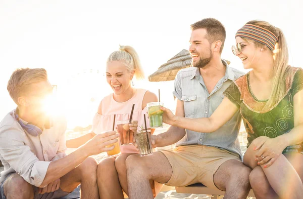 Gruppo di amici felici divertirsi alla festa in spiaggia bere cocktail al tramonto - Gioia estiva e concetto di amicizia con i giovani in vacanza - Caldo sole filtrato tono di colore con attenzione sulla ragazza bionda — Foto Stock