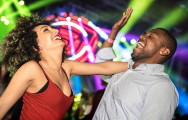 Adam ve kız ile lazer ışık gösterisi - mutlu insanlar çılgın eğlence kulübünde sonra parti - gece hayatı sarhoş konsepti ile gece kulübünde dans çok ırklı genç çift konser festival kutlamak