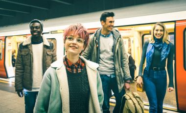 Tüp metro istasyonu - şehir metro alanında eğleniyor genç ile kentsel dostluk kavramı - yürüyüş çok ırklı hipster grup deniz mavisi ve turuncu filtre ile odak üstünde pembe saçlı kız