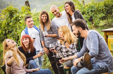 Mutlu çiftlik evi üzüm bağı şarapçılık - gençlik dostluk kavramı smartphone bir canlı cep telefonu arama için kullanmadan arkadaşları ile hasat zamanında içme kırmızı şarap having fun açık - genç arkadaşlar insanlar