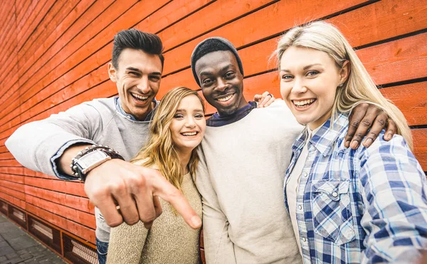 Feliz grupo de amigos multirraciales tomando selfie con el teléfono inteligente móvil - Jóvenes hipster adictos por teléfono inteligente en la comunidad de redes sociales - Concepto de tecnología de estilo de vida en vivo filtro de contraste — Foto de Stock