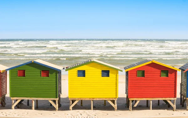 Veelkleurige strand hutten aan St James en Muizenberg kust in de buurt van Simon Town - Atlantische Oceaan in de buurt van Kaapstad in Zuid-Afrika - Wanderlust ravel concept met wereldwijd mooie bestemmingen — Stockfoto