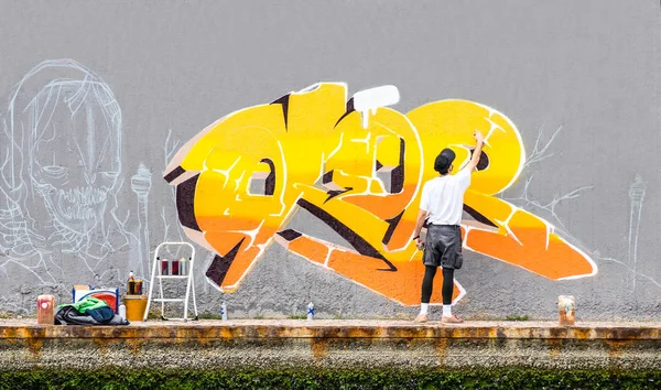 Pouliční Umělec Malování Barevné Graffiti Zdi Veřejného Prostoru Zatažené Odpoledne — Stock fotografie