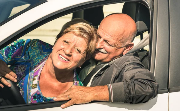 愉快的前辈夫妇有乐趣驾驶汽车旅行在路-喜悦的活跃老人概念与退休的人和妇女享受最佳的岁月-现代成熟旅行生活方式在退休时间心情 — 图库照片