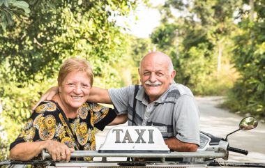 Eğlence seyahat fotoğrafta scooter taksi tur - etkin yaşlı konseptiyle Koh Lipe Tayland'da birlikte eğleniyor insanlar - yetişkin insanlar mutlu emekli üst düzey Çift yaşam tarzı - sıcak filtre sesleri