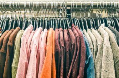 İkinci el dükkanı tasarruf bit pazarı, asılı kazak elbise - Hipster gardırop Satılık kavramı ve alternatif retro moda moda stil - yumuşak karşıtlık doygunluğu azaltılmış nostaljik filtre uygulanmış görünüm depolamak