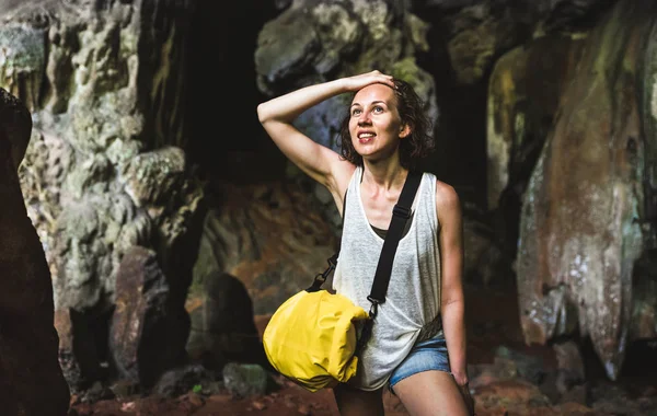 Mladá žena cestovatele v jeskyně vstup na ostrov poskakování v Cheow Lan Lake - Wanderlust cesty a cestování koncept s dobrodružství dívka turistické Poutník na exkurzi v Thajsku - teplé kontrastní filtr — Stock fotografie