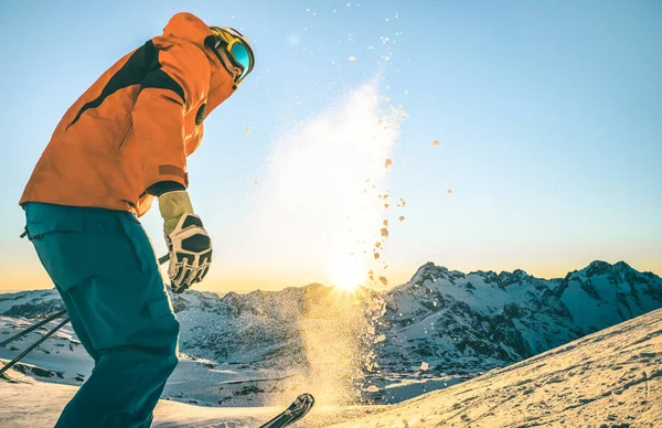 Atlet ski profesional saat matahari terbenam pada saat santai di resor ski Prancis - konsep olahraga musim dingin dengan pria petualangan di puncak gunung siap untuk naik ke bawah - Titik pandang samping dengan filter teal dan oranye — Stok Foto
