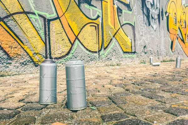 Detail ve spreji na barevné graffiti na zeď - moderní street artu koncept městských vypalovacími provádět a středomořském stylu žít přípravy - světlé vintage retro filtru — Stock fotografie