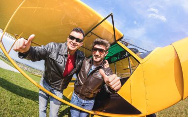 Ultra hafif uçak - lüks dostluk kavramı hakkında gençler açık havada birlikte eğleniyor kadar baş parmakları - güneşli öğleden sonra canlı renk tonları ile aeroclub adlı selfie alarak mutlu arkadaşlarım